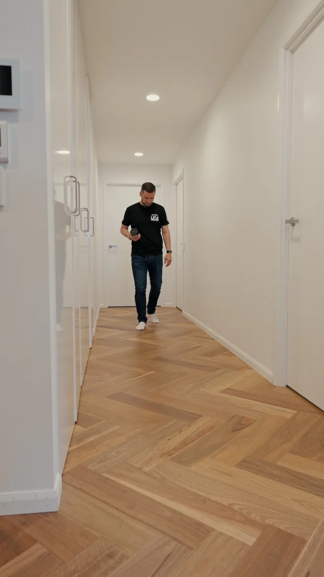 Species: Spotted Gum
Size: 600 x 120 x14/4mm
Surface: Smooth
Coating: Bona UV Lacquer System
Install: Direct Glued

#lkvflooring #timberflooringbrisbane #spottedgum #herringbone